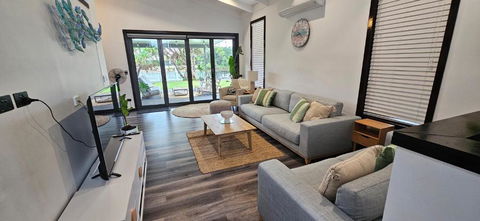 MOOLOOLABA CANAL HOME - Modern 4Bedroom With Spa, Sauna And Private Pontoon - NEW Proprietor 2024 - Accommodation Georgetown 0