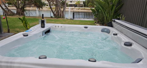 MOOLOOLABA CANAL HOME - Modern 4Bedroom With Spa, Sauna And Private Pontoon - NEW Proprietor 2024 - Accommodation Georgetown 1