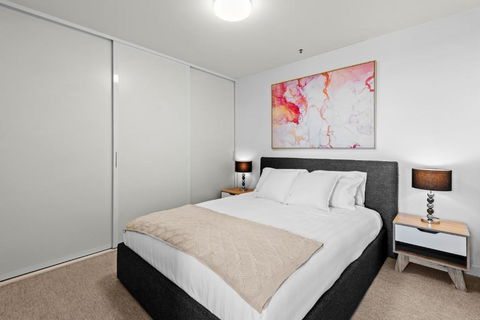 Modern 1-Bed & City Views, Steps From Racecourse - Accommodation Georgetown 1