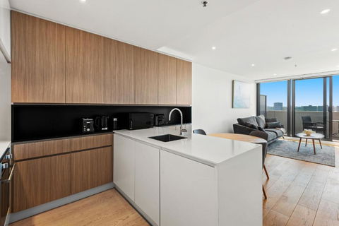 Modern 1-Bed & City Views, Steps From Racecourse - Accommodation Georgetown 2