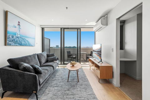 Modern 1-Bed & City Views, Steps From Racecourse - Accommodation Georgetown 3