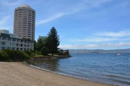 Modern 1 Bed-walk Casino Riverfront 5 Mins To CBD - Accommodation Georgetown 1