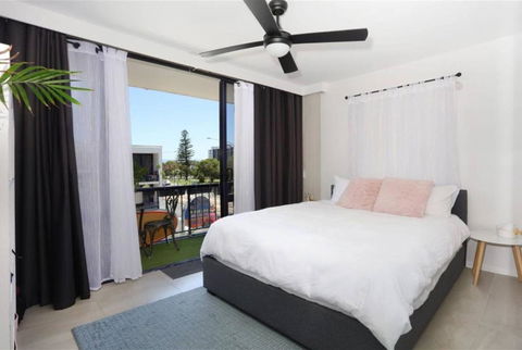 Modern 1-BR Retreat With Pool In Heart Of The GC - Accommodation Georgetown 1