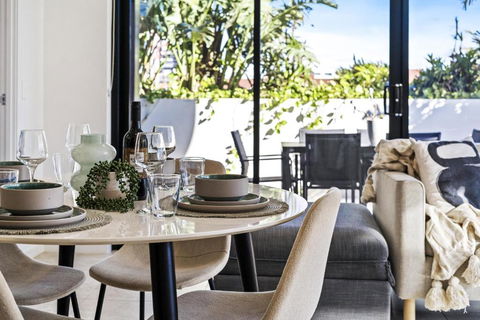 Modern 2-Bedroom Private Apartment On Low Floor In Broadbeach - Accommodation Georgetown 0