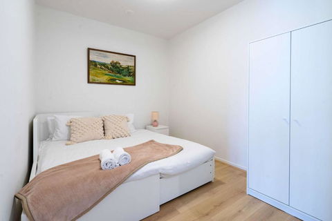 Modern 2BR CBD APT With City Views Pool & Gym - Accommodation Georgetown 3