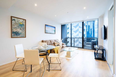 Modern 2BR CBD APT With City Views Pool & Gym - Accommodation Georgetown 1