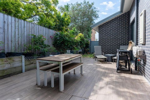 Modern 3-Bed Townhouse With Alfresco Dining & BBQ - Accommodation Georgetown 0