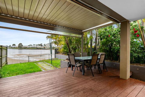 Modern 3-Bed With Pool & Water Views By Beach - Accommodation Georgetown 2