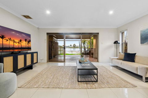 Modern 3-Bed With Pool & Water Views By Beach - Accommodation Georgetown 1