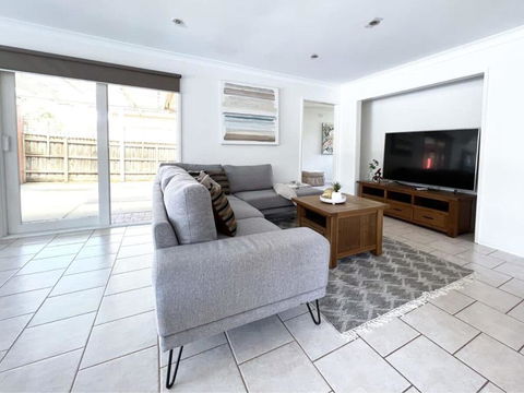 Modern And Elegant House With Swimming Pool - Accommodation Georgetown 0