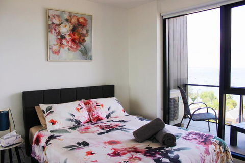 Modern Apartment With Water View In Geelong - Accommodation Georgetown 3