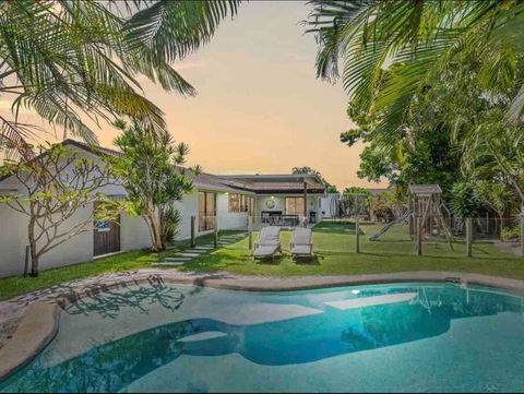 Modern Beach Home With Large Private Gardens - Accommodation Georgetown 0