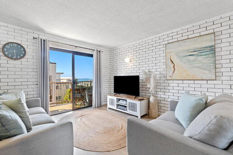 Modern 2BR Beachside Apartment - Kings Beach - Accommodation Georgetown 3