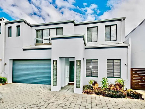 Modern Double-Story Abode A Scarborough Delight - Accommodation Georgetown 0