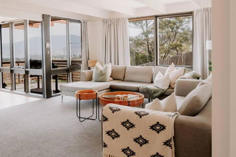 Modern Home Overlooking River - Accommodation Georgetown 1