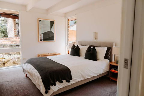 Modern Home Overlooking River - Accommodation Georgetown 2