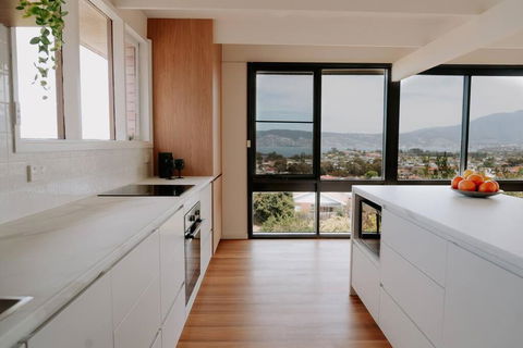 Modern Home Overlooking River - Accommodation Georgetown 3