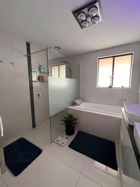 Modern Light Filled Home Near Beaches - Accommodation Georgetown 1