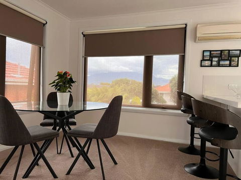 Modern Light Filled Home Near Beaches - Accommodation Georgetown 3