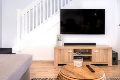 Modern Pet-friendly Mudjimba Townhouse - Accommodation Georgetown 3
