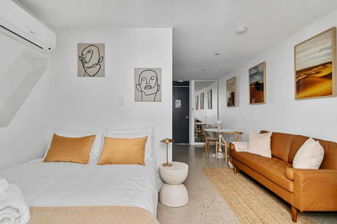 Modern Studio Retreat In Crown St With AirCon - Accommodation Georgetown 3