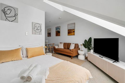 Modern Studio Retreat In Crown St With AirCon - Accommodation Georgetown 1