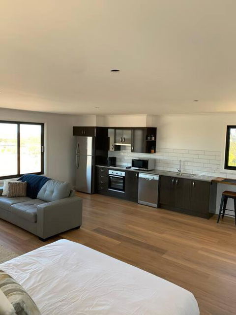 Modern Studio With Fabulous Views - Accommodation Georgetown 0