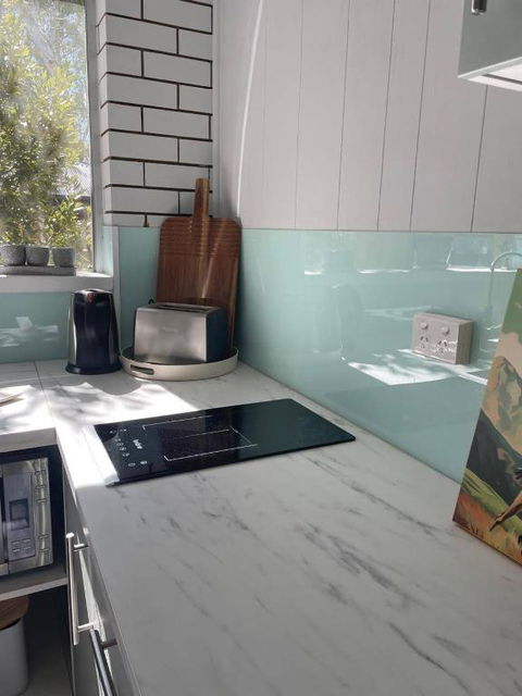 Modern Studio With Private Patio - Accommodation Georgetown 3