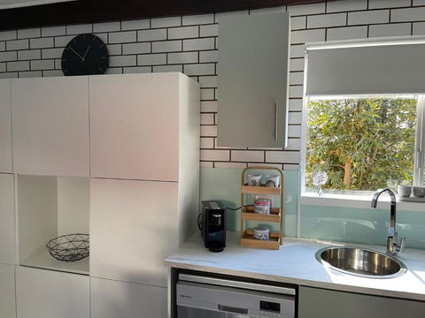 Modern Studio With Private Patio - Accommodation Georgetown 1