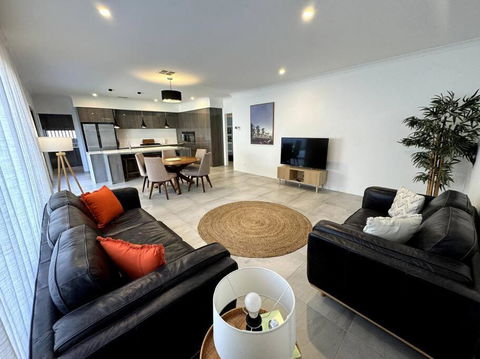Modern Stylish 4 Bed 2b House Close To The Beach, Whole Home !! - Accommodation Georgetown 3
