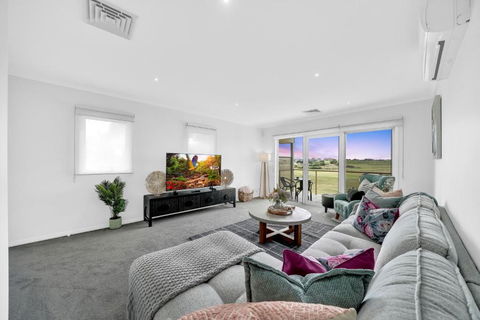Moeshells Retreat By The Golf Course With Hollywood Mirror And PS4 - Accommodation Georgetown 0