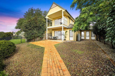 Moeshells Retreat By The Golf Course With Hollywood Mirror And PS4 - Accommodation Georgetown 2