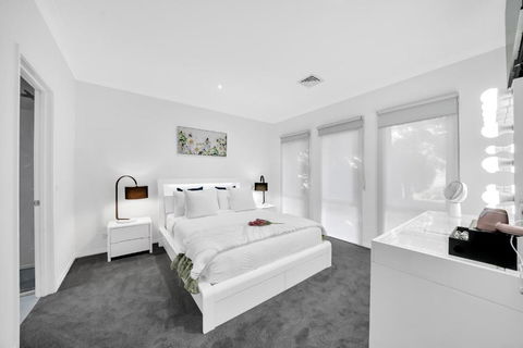 Moeshells Retreat By The Golf Course With Hollywood Mirror And PS4 - Accommodation Georgetown 3