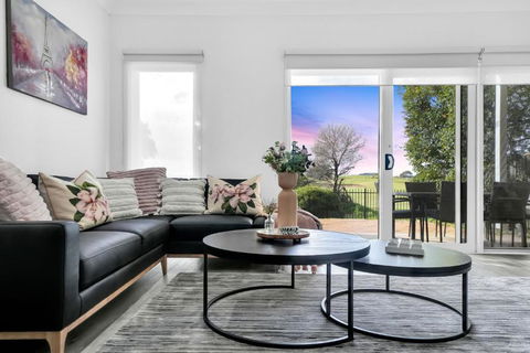 Moeshells Retreat By The Golf Course With Hollywood Mirror And PS4 - Accommodation Georgetown 1