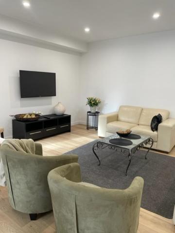 Modern Home, Close To Train, 17k CBD - Accommodation Georgetown 1