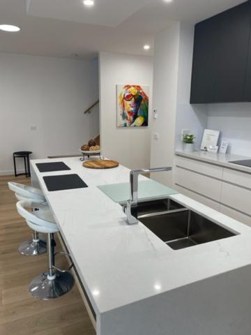 Modern Home, Close To Train, 17k CBD - Accommodation Georgetown 3