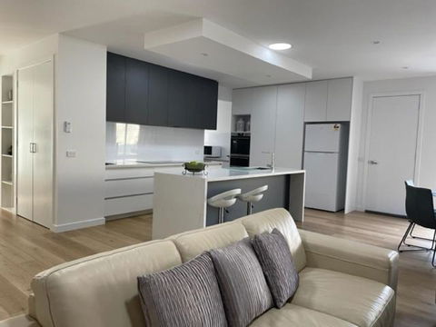 Modern Home, Close To Train, 17k CBD - Accommodation Georgetown 2