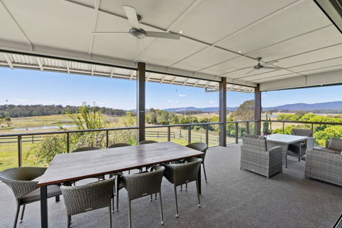 Mountain Majesty With Poolside Relaxing Getaway - Accommodation Georgetown 2