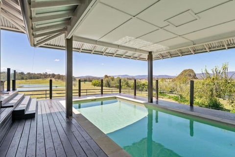 Mountain Majesty With Poolside Relaxing Getaway - Accommodation Georgetown 3