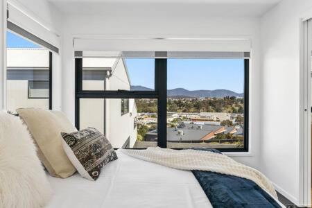 Mountain View Villa-close To Shops-10min To CBD - Accommodation Georgetown 2