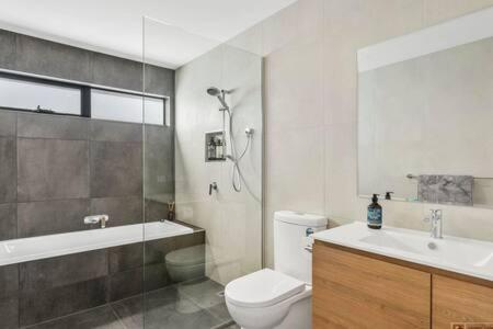 Mountain View Villa-close To Shops-10min To CBD - Accommodation Georgetown 1