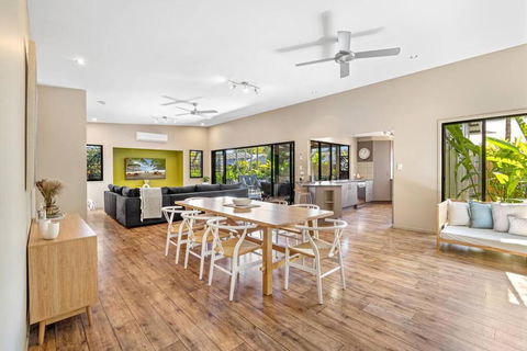 Mudjimba Escape-pet Friendly, Luxury Villa W/ Pool - Accommodation Georgetown 1