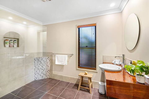 Mudjimba Escape-pet Friendly, Luxury Villa W/ Pool - Accommodation Georgetown 3