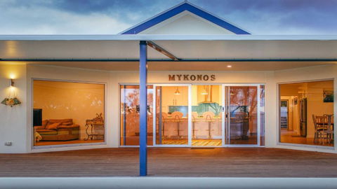 Mykonos - Outstanding Waterfront Property With Pontoon And Fabulous Bay Views - Accommodation Georgetown 2
