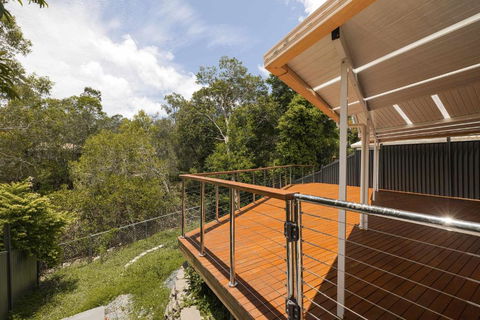 NEW 3BR Serene Creekside Retreat In Helensvale - Accommodation Georgetown 0