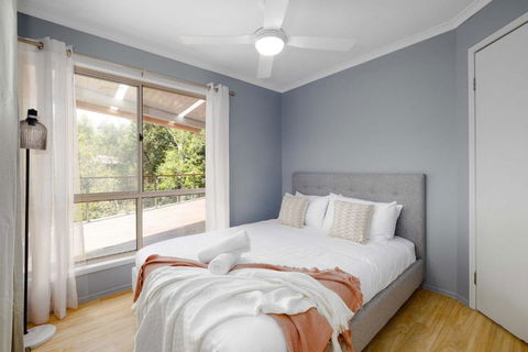 NEW 3BR Serene Creekside Retreat In Helensvale - Accommodation Georgetown 2