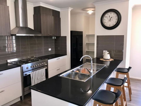 New Modern And Spacious In A Quiet Location Only 12 Min From The City - Accommodation Georgetown 0