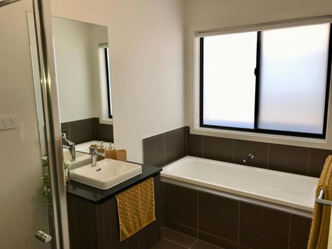 New Modern And Spacious In A Quiet Location Only 12 Min From The City - Accommodation Georgetown 1