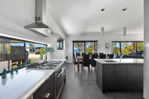 NEW - Sunrise Waters Holiday House - Accommodation Georgetown 1