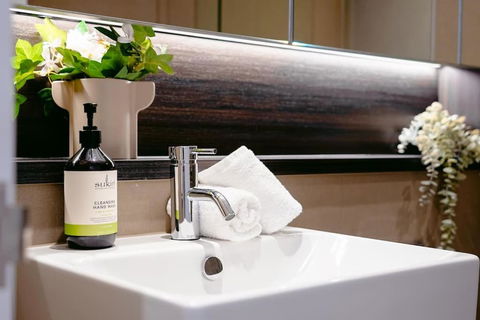 NEW Waterfront Living With Sublime Views 2B1B - Accommodation Georgetown 2